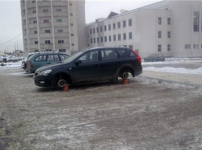 В Соль-Илецке задержана группа похищавшая колеса с автомобилей