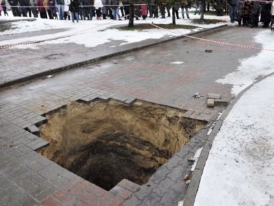 В Орске на проспекте Ленина напротив школы № 8 провалился асфальт