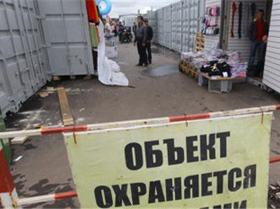 Кража одежды из контейнера на центральном рынке города Новотроицка раскрыта