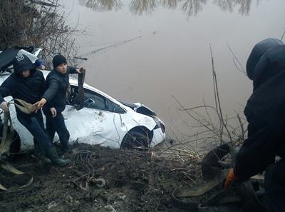 14 апреля ночью автомобиль «OPEL-ASTRA» пробив ограждения, упал в озеро Прорва