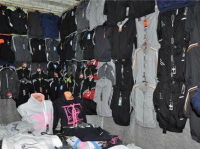 В одном из магазинов Кувандыка был выявлен факт продажи контрафактной одежды «Адидас»