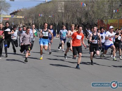 В Орске на Комсомольской площади состоялась традиционная легкоатлетическая эстафета