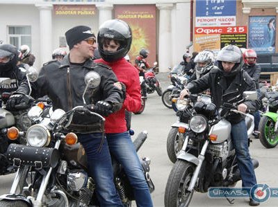 Около 60 мотоциклистов выехали на улицы Орска, открыв тем самым сезон