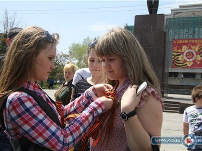 В 14:00 на Комсомольской площади началась акция «Георгиевская ленточка»