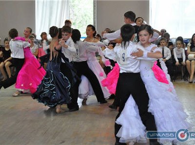 Праздник в ДК «Нефтехимиков» города Орска от школы бальных танцев «Эдельвей ...