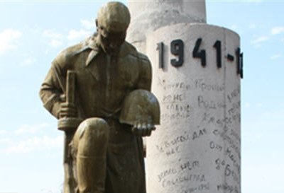 У монумента «Вечно живым» в Новотроицке возложили цветы руководители города