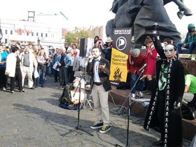 Россияне вышли на митинг: «Качаешь нефть — олигарх, качаешь фильм — преступ ...