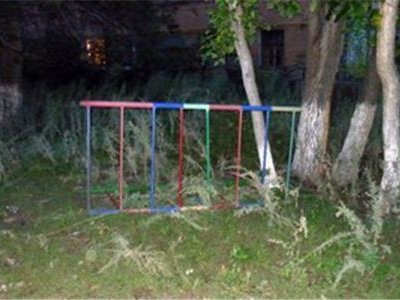 В Медногорске на 6-летнего мальчика на детской площадке упала металлическая лестница