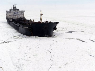 Российское судно попало в ледовый плен 