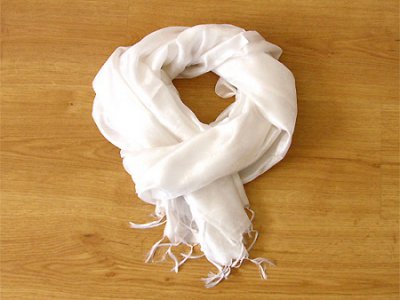 Белый шарф всегда актуален